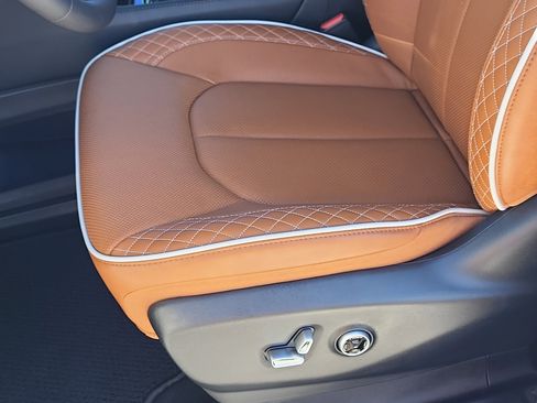 New 2026 Chrysler Pacifica Pinnacle image 23