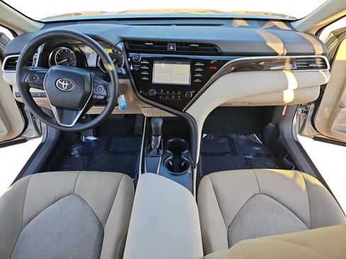 Used 2018 Toyota Camry LE image 9