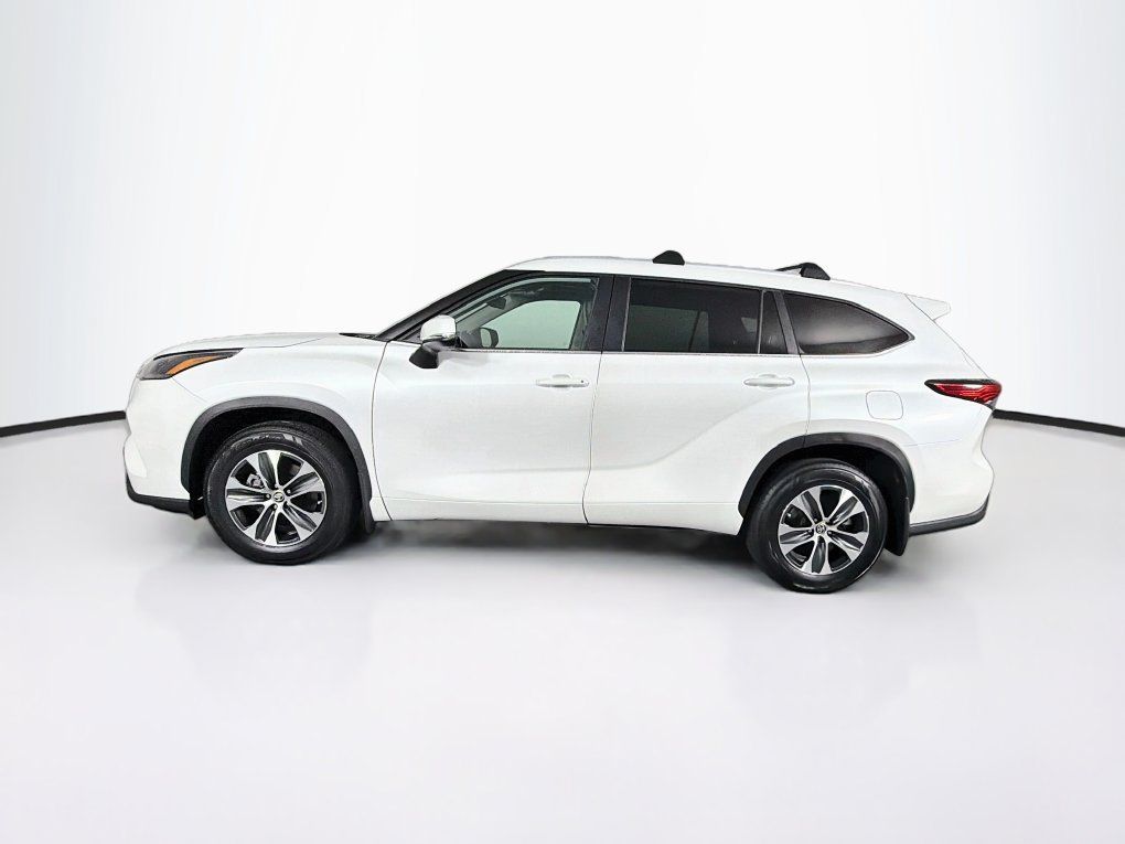 Used 2023 Toyota Highlander XLE AWD/4WD image 6