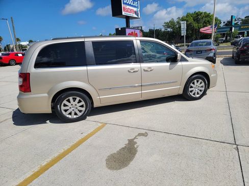Used 2015 Chrysler Town & Country Touring FWD image 6