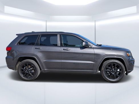 Used 2018 Jeep Grand Cherokee Altitude image 2