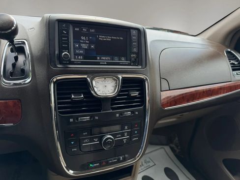 Used 2013 Chrysler Town & Country Touring FWD image 18