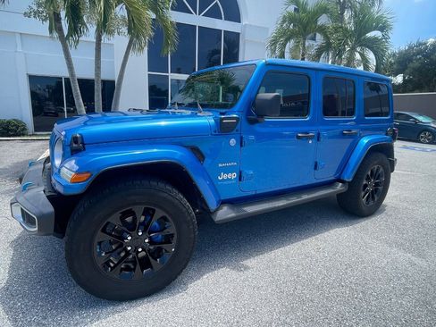 Used 2022 Jeep Wrangler Unlimited Sahara AWD/4WD image 19