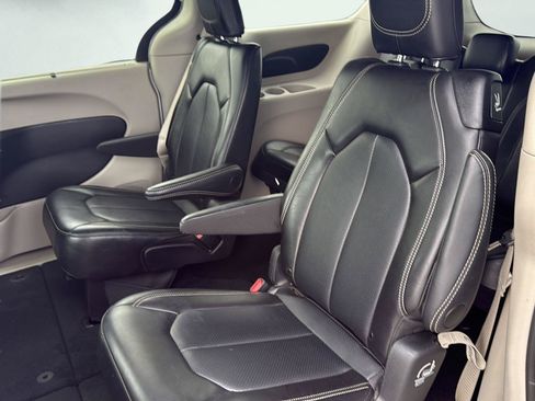 Used 2024 Chrysler Pacifica Touring-L FWD image 21