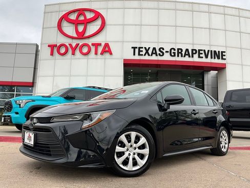 Used 2025 Toyota Corolla LE image 2