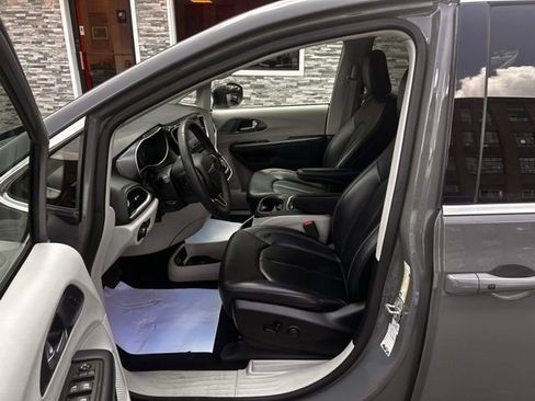 Used 2023 Chrysler Pacifica Touring-L FWD image 9