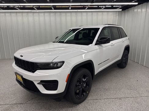 New 2025 Jeep Grand Cherokee Altitude image 3
