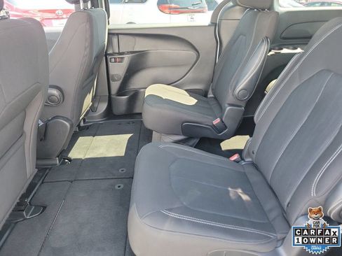 Used 2024 Chrysler Pacifica Touring FWD image 10