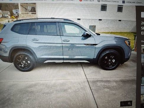 Used 2025 Volkswagen Atlas Peak Edition SE image 4