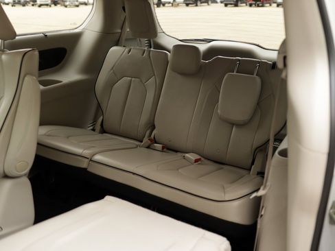 Used 2018 Chrysler Pacifica Limited w/ Advanced Safetytec Group image 32