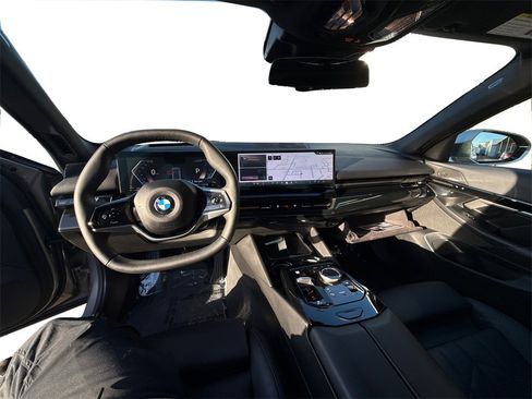 Used 2025 BMW 530i xDrive w/ Premium Package image 18