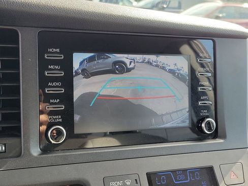 Used 2020 Toyota Sienna L w/ Carpet Mat Package FWD image 9