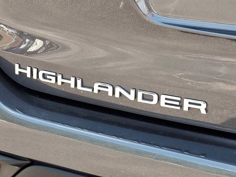 Used 2022 Toyota Highlander XLE image 32