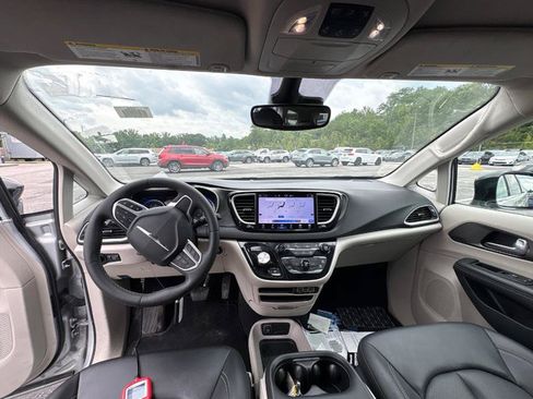 Used 2024 Chrysler Pacifica Touring-L FWD image 5