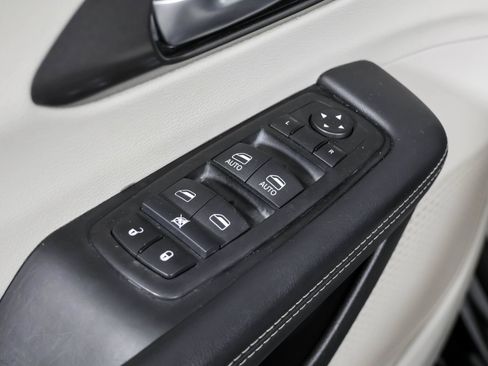 Used 2024 Chrysler Pacifica Touring-L FWD image 34