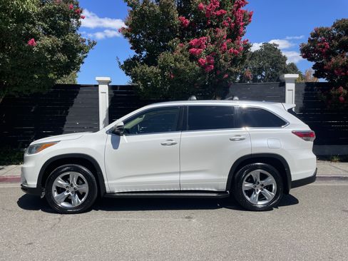 Used 2014 Toyota Highlander Limited w/ Driver Technology Package AWD/4WD image 1