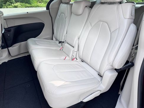 Used 2017 Chrysler Pacifica Touring-L Plus w/ Advanced Safetytec Group FWD image 5