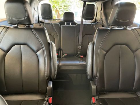 Used 2025 Chrysler Pacifica Select image 40