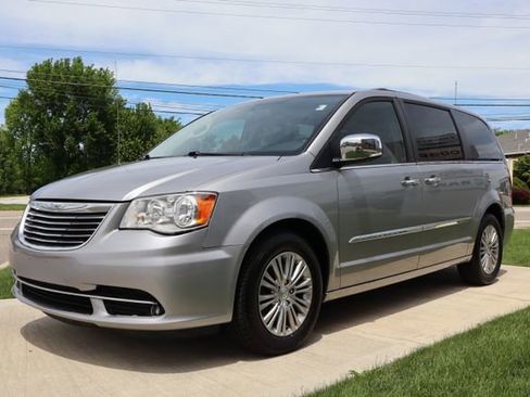 Used 2016 Chrysler Town & Country Touring-L FWD image 7