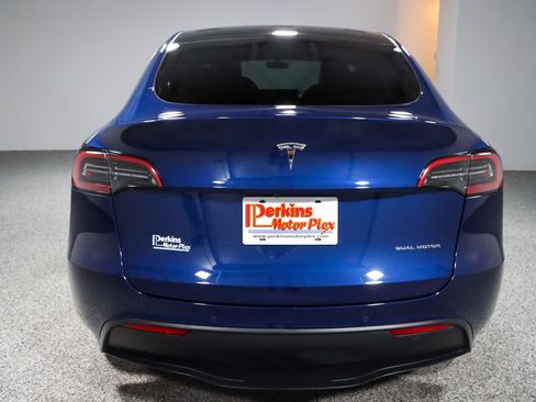 Used 2022 Tesla Model Y Long Range image 8