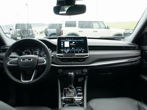 Used 2025 Jeep Compass Trailhawk image 32