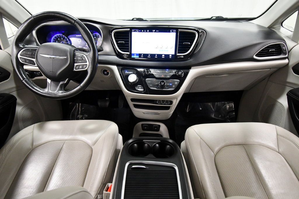 Used 2021 Chrysler Pacifica Touring-L FWD image 3