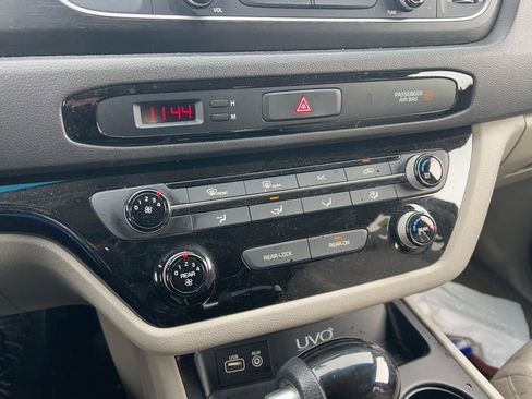 Used 2015 Kia Sedona LX w/ LX Convenience Package image 14