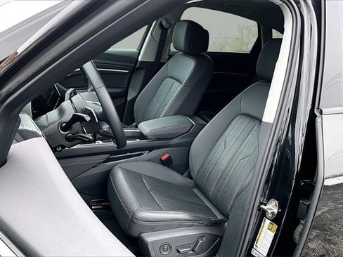 Used 2021 Audi e-tron Premium Plus w/ Premium Plus Package image 24