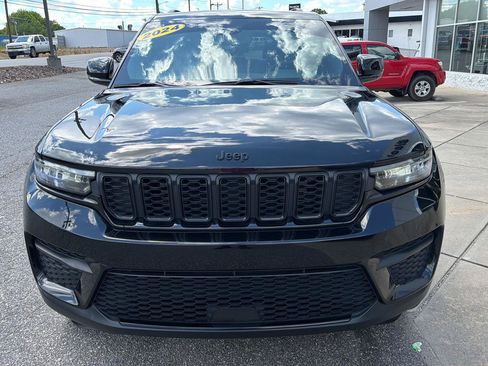 Used 2024 Jeep Grand Cherokee Altitude AWD/4WD image 2