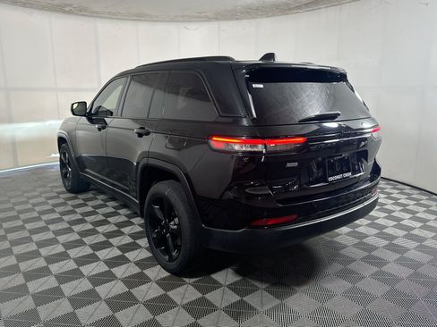 Used 2023 Jeep Grand Cherokee Altitude RWD image 5