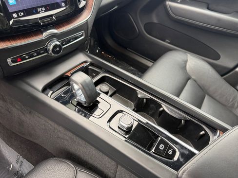 Used 2023 Volvo XC60 B5 Plus image 13