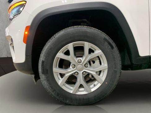 Used 2023 Jeep Grand Cherokee Limited image 26