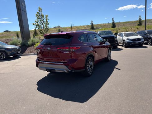 Used 2021 Toyota Highlander Platinum FWD image 10