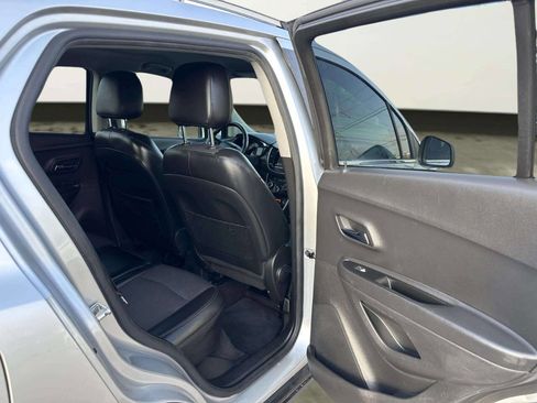 Used 2019 Chevrolet Trax LT w/ LT Convenience Package image 17