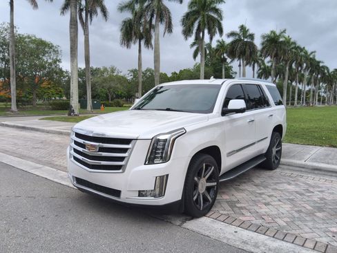 Used 2016 Cadillac Escalade Luxury RWD image 3