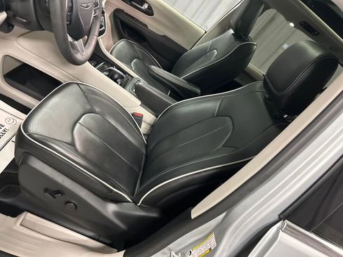 Used 2024 Chrysler Pacifica Limited image 12