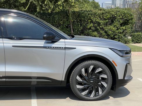 New 2025 Lincoln Nautilus Reserve w/ Jet Appearance Package image 12