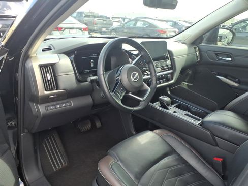 Certified 2024 Nissan Pathfinder Platinum FWD image 5