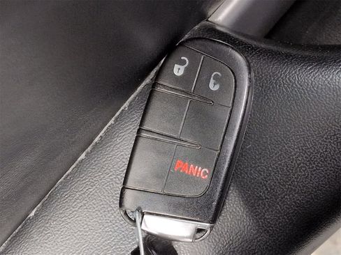 Used 2018 Dodge Journey SE image 33