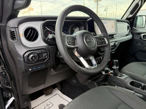 Used 2025 Jeep Wrangler Unlimited Sahara image 18