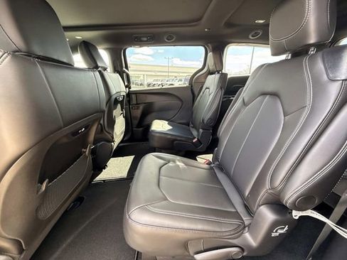 New 2026 Chrysler Pacifica Select image 20