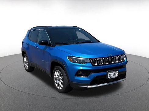 Used 2025 Jeep Compass Limited AWD/4WD image 3