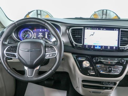 Used 2022 Chrysler Pacifica Touring-L FWD image 17