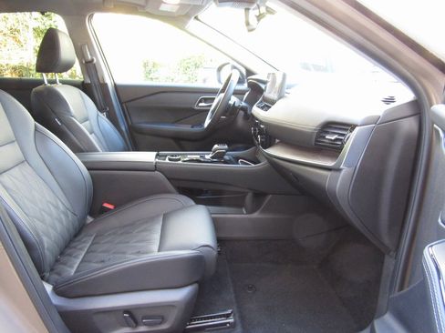 Used 2024 Nissan Rogue Platinum w/ Platinum Premium Package image 18