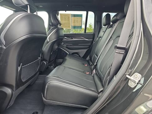 Used 2023 Jeep Grand Cherokee Overland w/ Luxury Tech Group IV AWD/4WD image 19