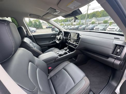 Used 2025 Nissan Pathfinder SL AWD/4WD image 34