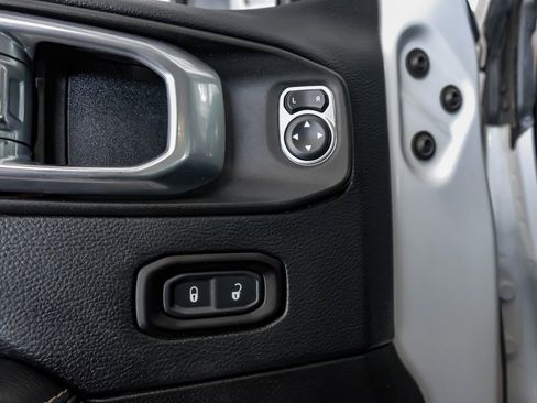 Used 2018 Jeep Wrangler Unlimited Sahara image 43