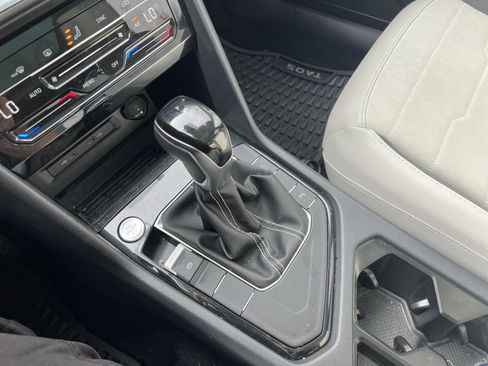 Certified 2025 Volkswagen Taos SE w/ Panoramic Sunroof Package image 24