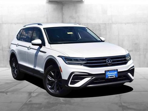 Certified 2023 Volkswagen Tiguan SE FWD image 2