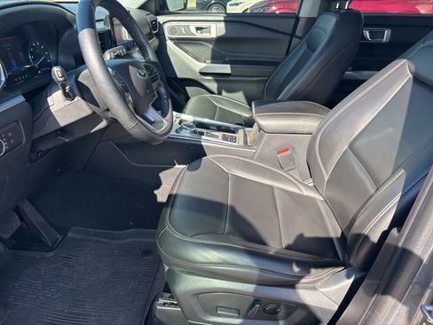 Used 2022 Ford Explorer XLT w/ Equipment Group 202A image 9